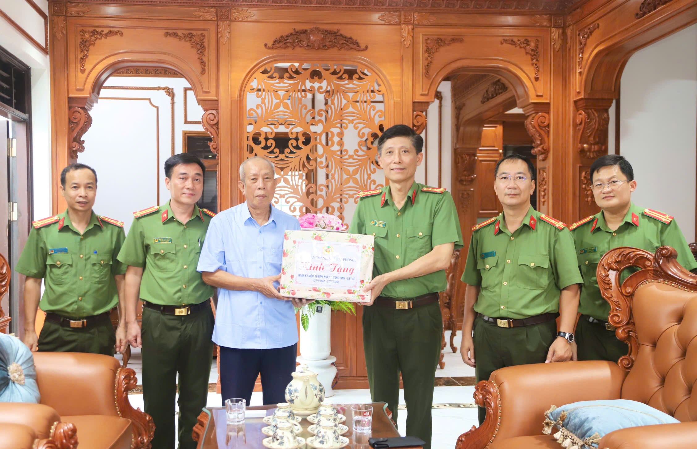 Đại tá Phạm Viết Dũng – Phó Giám đốc CATP thăm tặng quà nhân ngày Thương binh - Liệt sỹ 27/7